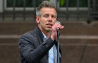 В Угорщині опозиціонер розпочав пішу ходу проти зближення Орбана з ультраправим кандидатом в президенти Румунії