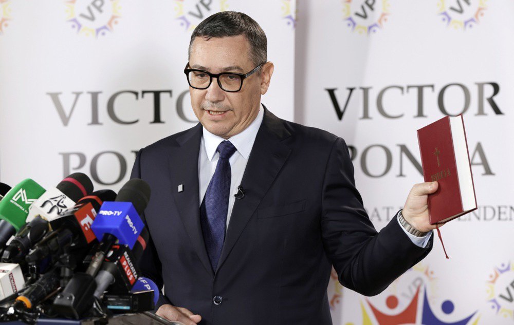  Віктор Понта тримає Біблію під час пресконференції у своєму передвиборчому штабі в Бухаресті, 2 травня 2025 р.