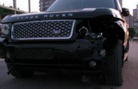 ДТП в Киеве: Range Rover разнес дорожное ограждение и едва не врезался в автокран