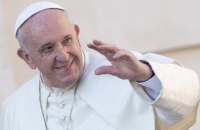 Папа Франциск заповів кошти на придбання машин швидкої допомоги для України