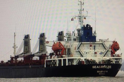 Російське судно зняли з арешту у справі про видобуток піску в Криму