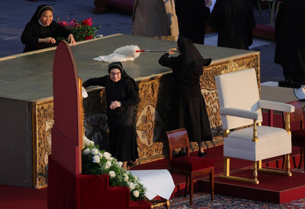 До історичної події готувалися ретельно і завчасно. Ну, щоб ніхто не ходив по мокрому...