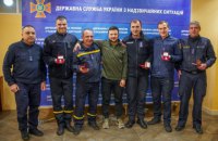 Зеленский наградил пятерых спасателей орденами "За мужество"