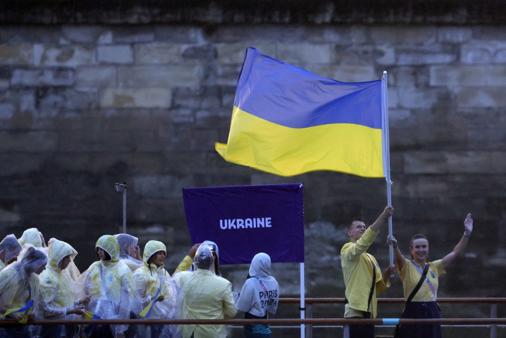 Делегація збірної України на відкритті Олімпійських ігор у Парижі.