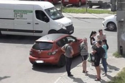 Во Львове водителя ограбили на 300 тыс. гривен, когда он остановился на светофоре (обновлено)