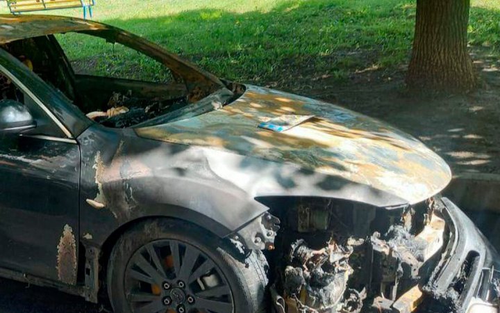 У Харкові затримали жінку із 16-річною донькою за підозрою у підпалі авто військових