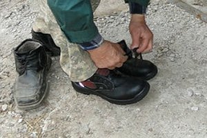 Сотрудники алматинского зоопарка получили в подарок бронированные ботинки