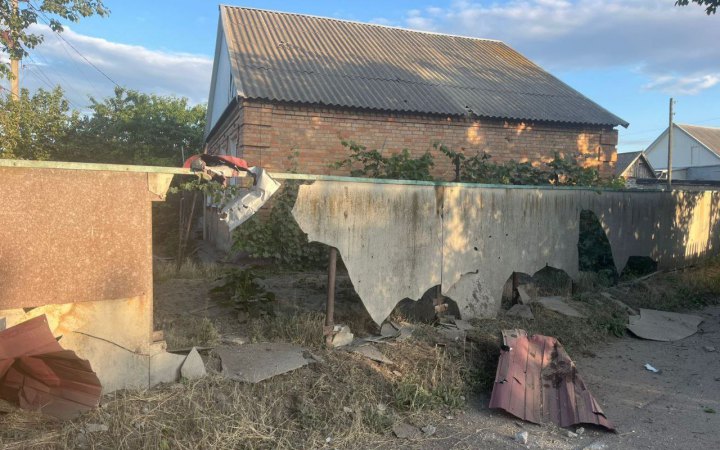 Унаслідок обстрілів РФ по Нікопольщині пошкоджені ЛЕП та житлові будинки