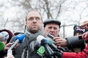 Власенко анонсував рішення стосовно клопотань