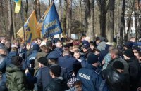 "Національний корпус" поштовхався з "Українським вибором" біля могили Шевченка