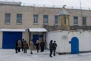340 ув'язненим дали вийти з колонії біля Дебальцевого, щоб вони не загинули