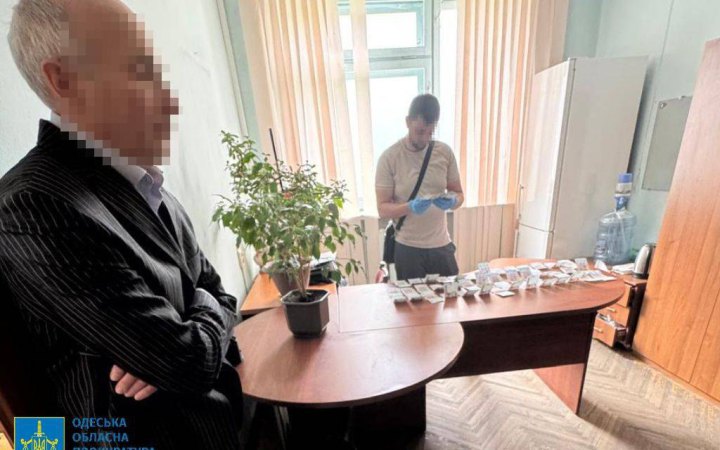 Посадовця Одеської міськради підозрюють у вимаганні 100 тис. гривень хабаря
