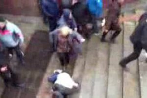 Милиция задержала женщину, добивавшую ногами избитых активистов в Харькове