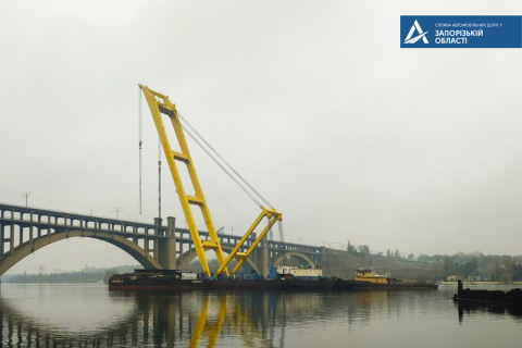 Плавучий кран бьет рекорды в ходе строительства запорожского моста