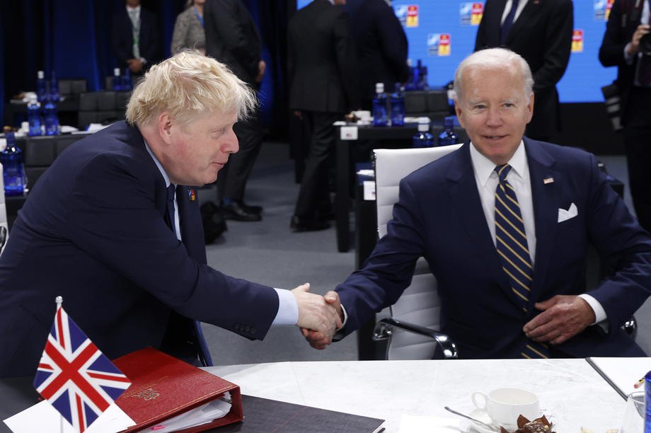 Президент США Джо Байден і прем’єр-міністр Великобританії Борис Джонсон під час саміту НАТО в в Мадриді, 29 червня 2022 р.