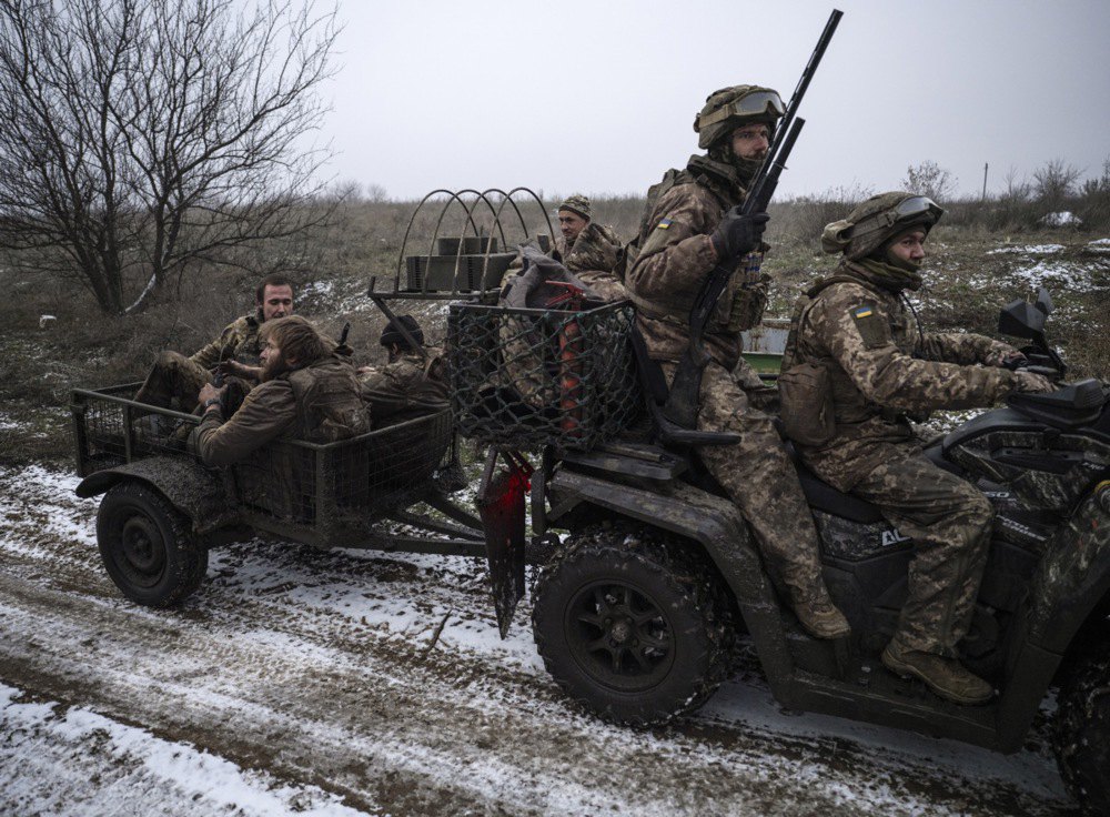 Військовослужбовці 93-ї механізованої бригади повертаються з позицій поблизу Костянтинівки, де вони воювали 130 днів поспіль, Донецька області, 16 грудня 2025 року.