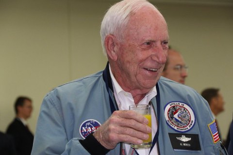 Умер американский астронавт, признанный "самым одиноким человеком"