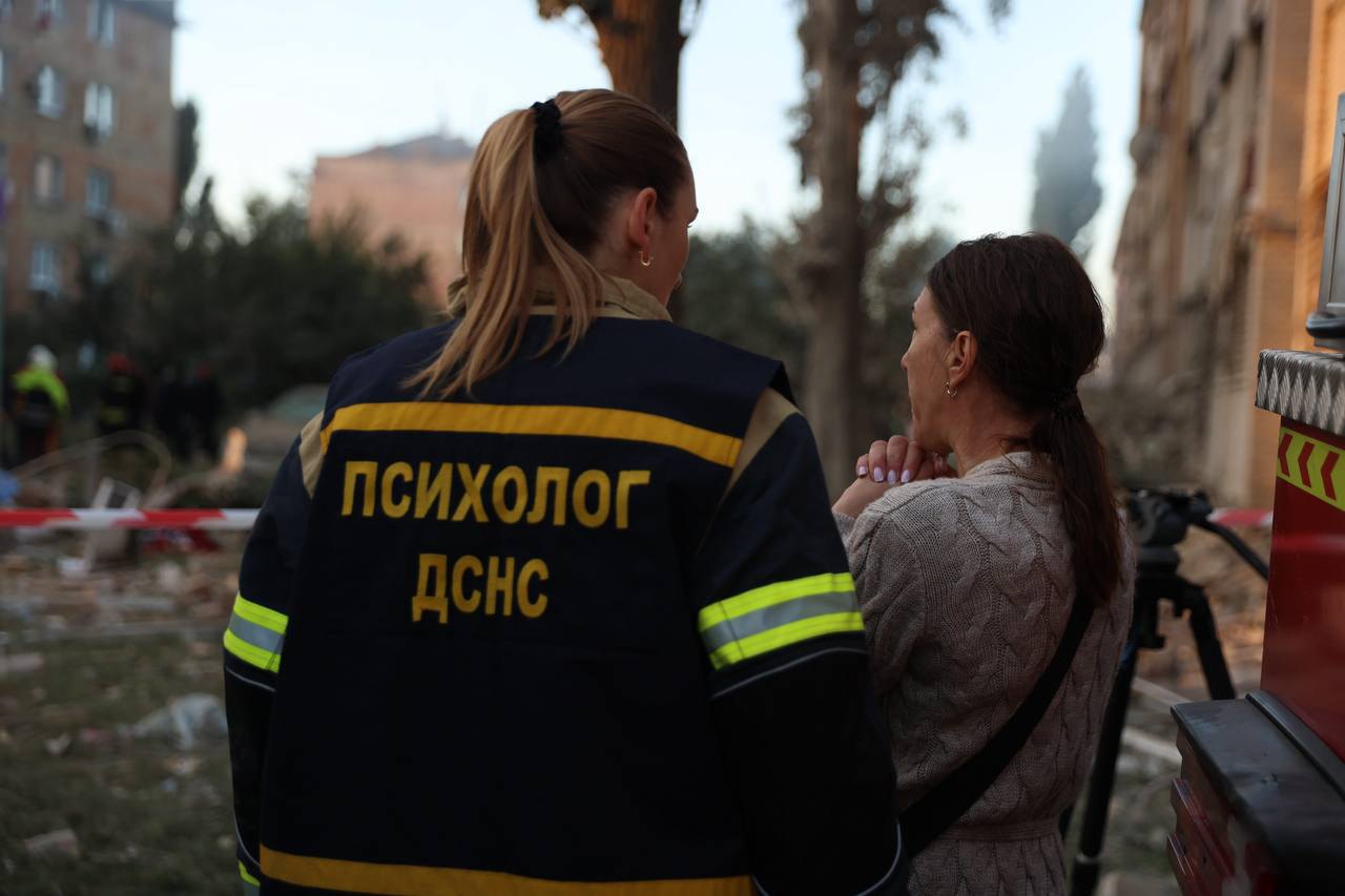 На місці удару по житловій будівлі в Дарницькому районі.