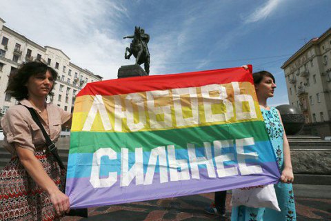 Російський сенатор побачив пропаганду одностатевих шлюбів у смайликах Facebook