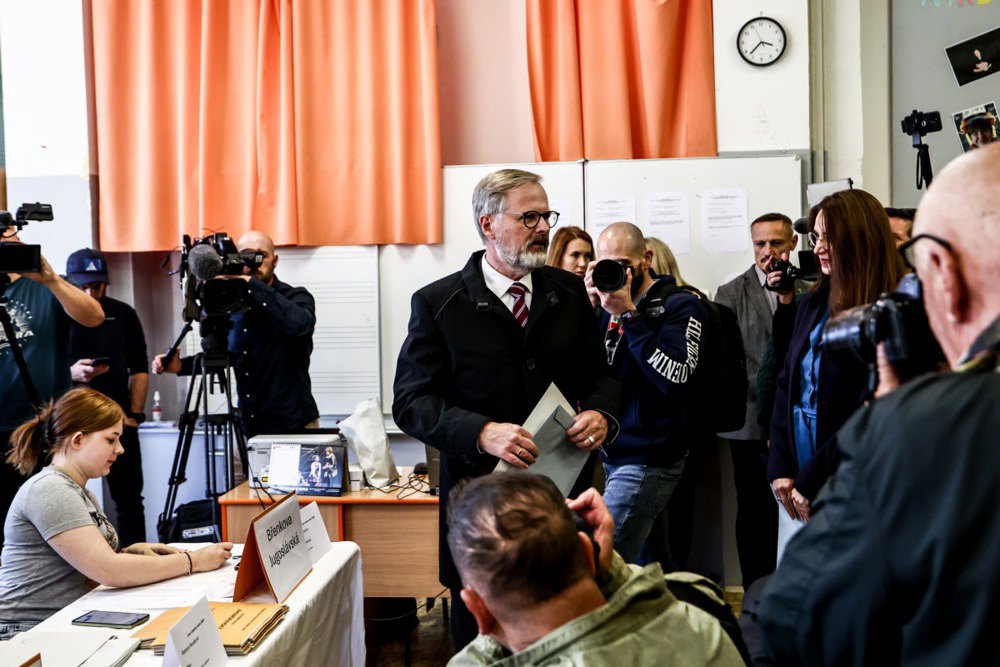 Прем'єр-міністр Чехії Петр Фіала після голосування на парламентських виборах у Брно, 3 жовтня 2025 року.