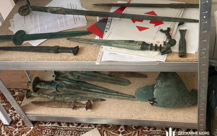 Підозрюваний у крадіжці культурних цінностей з АР Крим екснардеп передав свою колекцію музею 