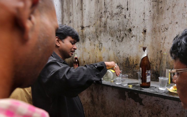 В Індії після вживання контрафактного алкоголю померло щонайменше 34 людини