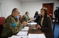 Депутаты Киевсовета подписали контракты на поступление в терроборону прямо в кулуарах сессионного зала