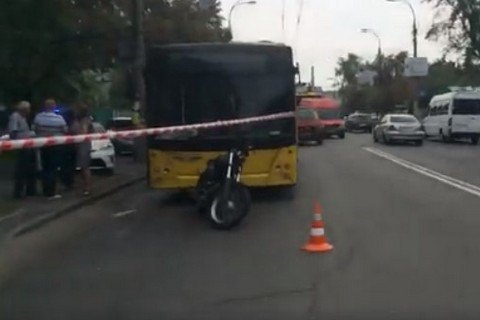В Киеве мотоциклист выпустил обойму в водителя автобуса из-за конфликта на дороге