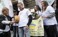 Активисты Наливайченко принесли Арбузову паспорт