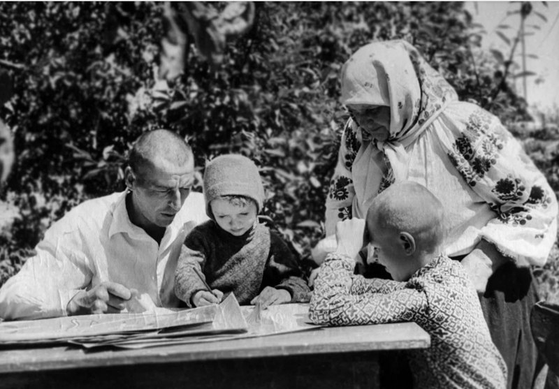Марія Примаченко із сином Федором й онуками Іваном і Петром