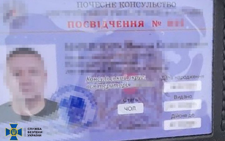 На Київщині викрили ділків, які продавали ухилянтам "консульські" посвідчення для виїзду за кордон