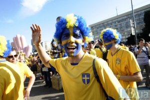 ​Тысячи болельщиков сборной Швеции снова прошлись маршем в Киеве