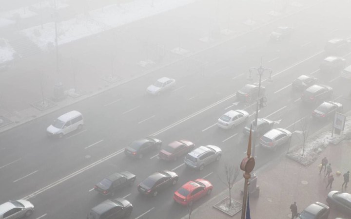 Киян попередили про погану видимість на дорогах внаслідок туману