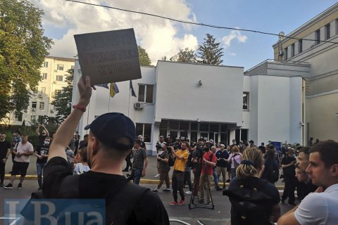 Ко дню рождения Екатерины Гандзюк активисты проводят акцию под зданием МВД 