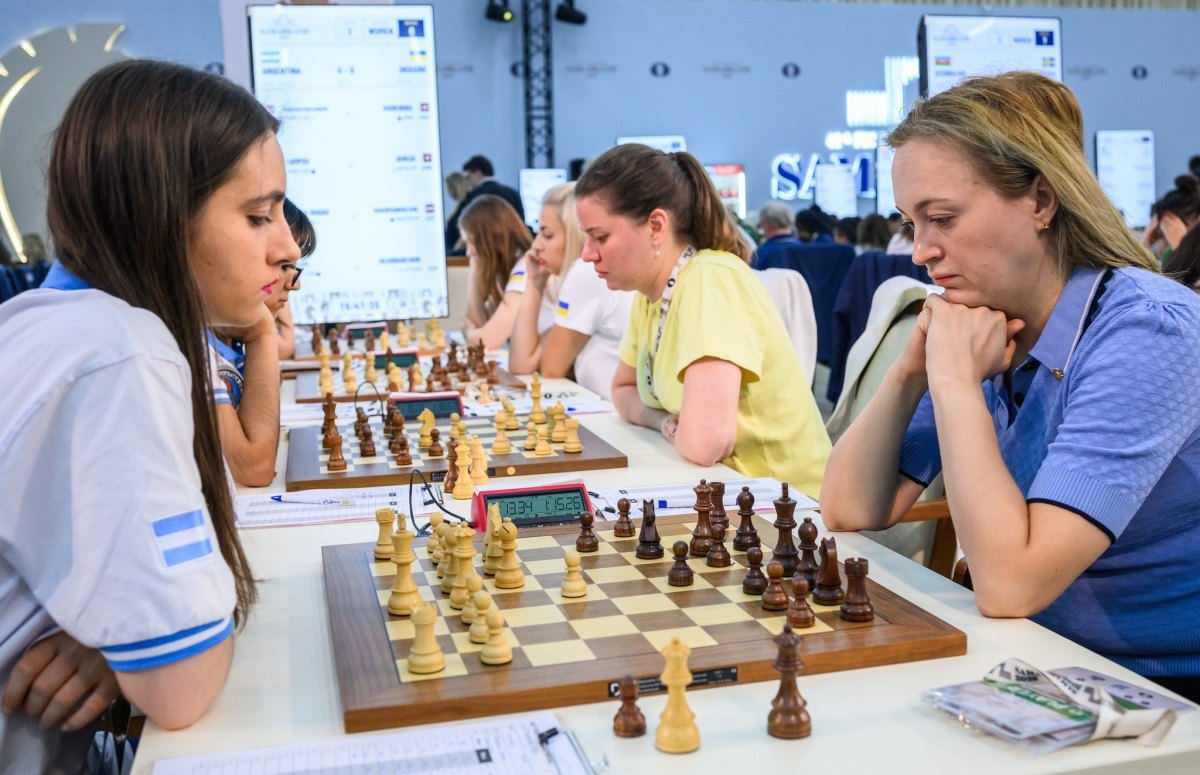 Анна Ушеніна (праворуч) грає на шаховій Олімпіаді в Самарканді