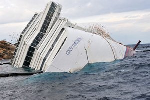 В крушении Costa Concordia помимо капитана обвиняются еще семь человек