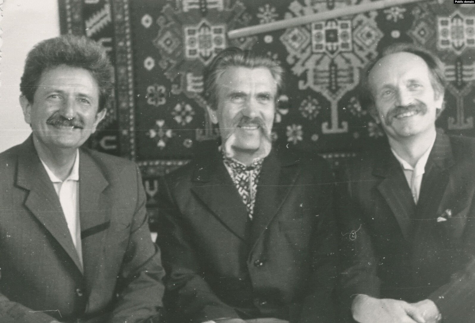 Дисиденти і колишні політв'язні радянського режиму (зліва направо) Михайло Горинь, Левко Лук'яненко, В'ячеслав Чорновіл, 1988
рік