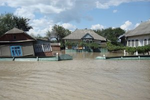 На Львовщине водой снесло мост и десяток домов 