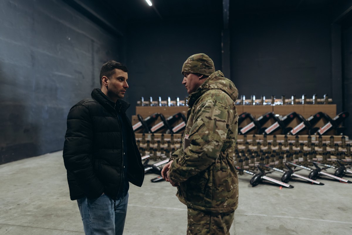 Андрій Шувалов під час передачі обладнання військовим