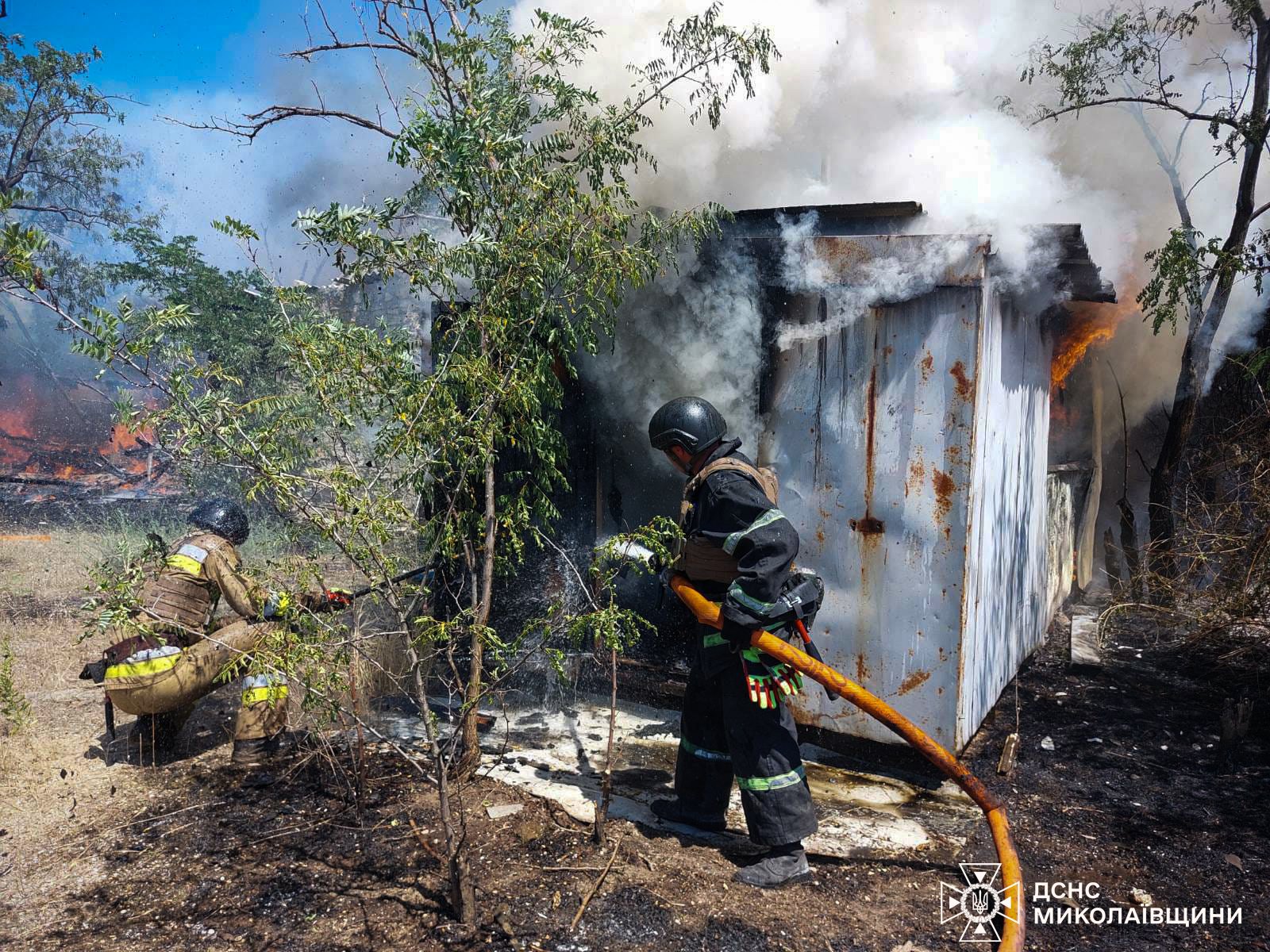 Гасіння пожежі після російського обстрілу Очакова на Миколаївщині 1 липня 2024 року