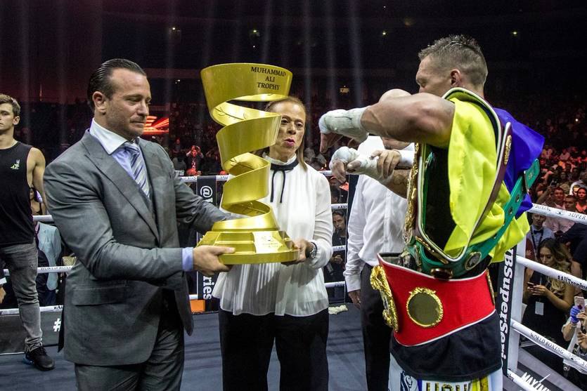 Усик отримує кубок Мухаммеда Алі