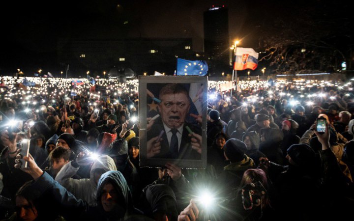 У Словаччині пройшли багатотисячні мітинги проти Фіцо