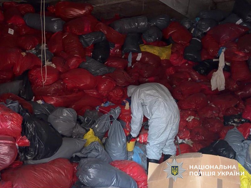 Вилучені предмети належали до категорії епідемічно небезпечних медичних відходів