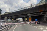 Кусок бетона с Берестейского моста в Киеве пробил ветровое стекло "ГАЗели" (обновлено)
