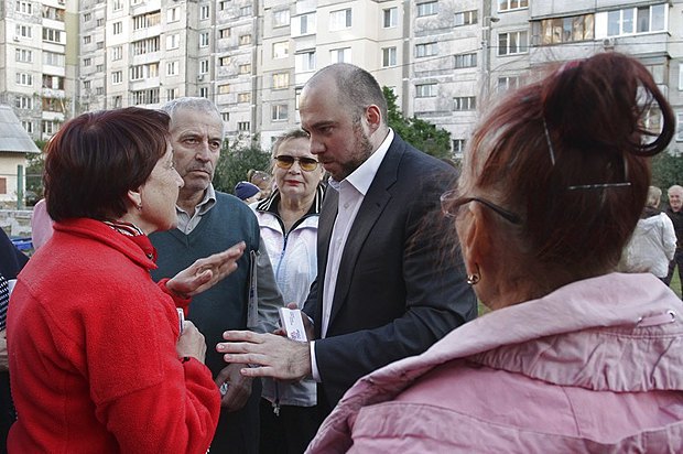 Столар - в центрі - під час зустрічі з виборцями