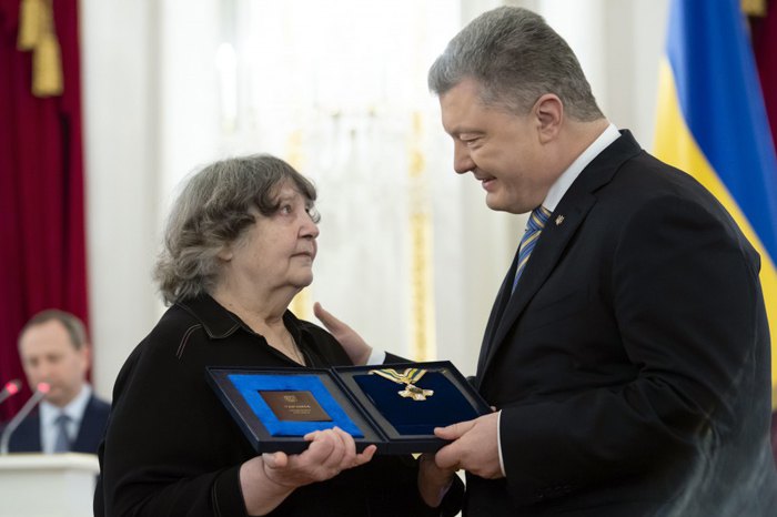  Президент Петр Порошенко вручает орден супруге Мирослава Поповича Лидии Артюх