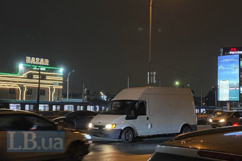 У Києві на "Лісовій" бус врізався у відбійник і проїхався по ньому