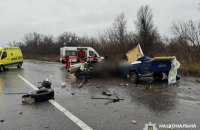 У Чугуєві під час обгону сталося лобове зіткнення автомобілів ВАЗ і Ford. Є загиблі та поранені