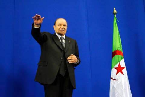 Президент Алжира сложил полномочия после 20 лет правления