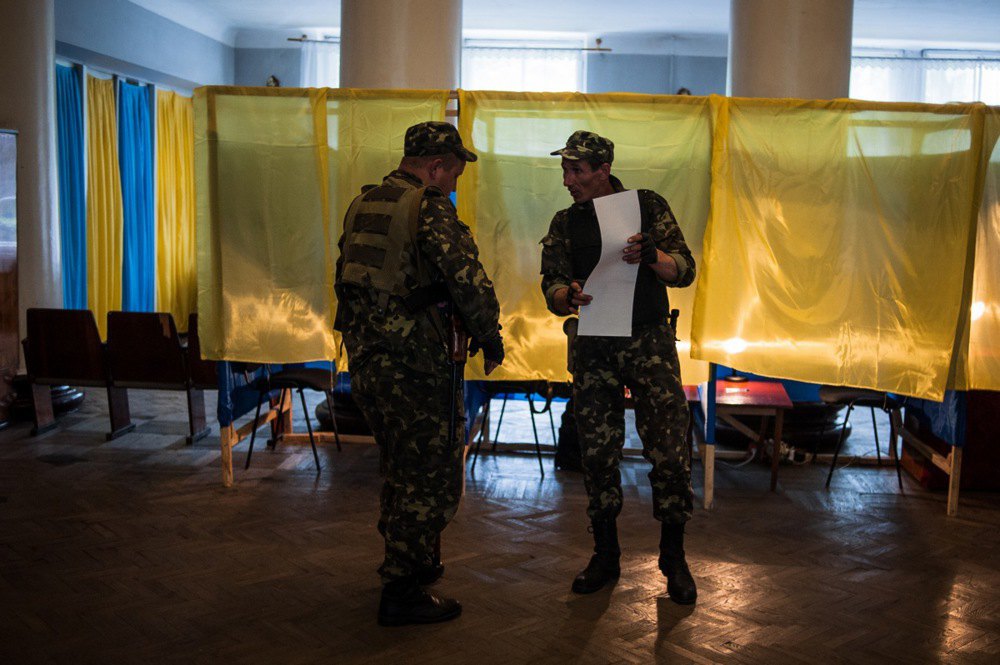Голосування під час президентських виборів на виборчій дільниці в Добропіллі, Донецька область, 25 травня 2014
р